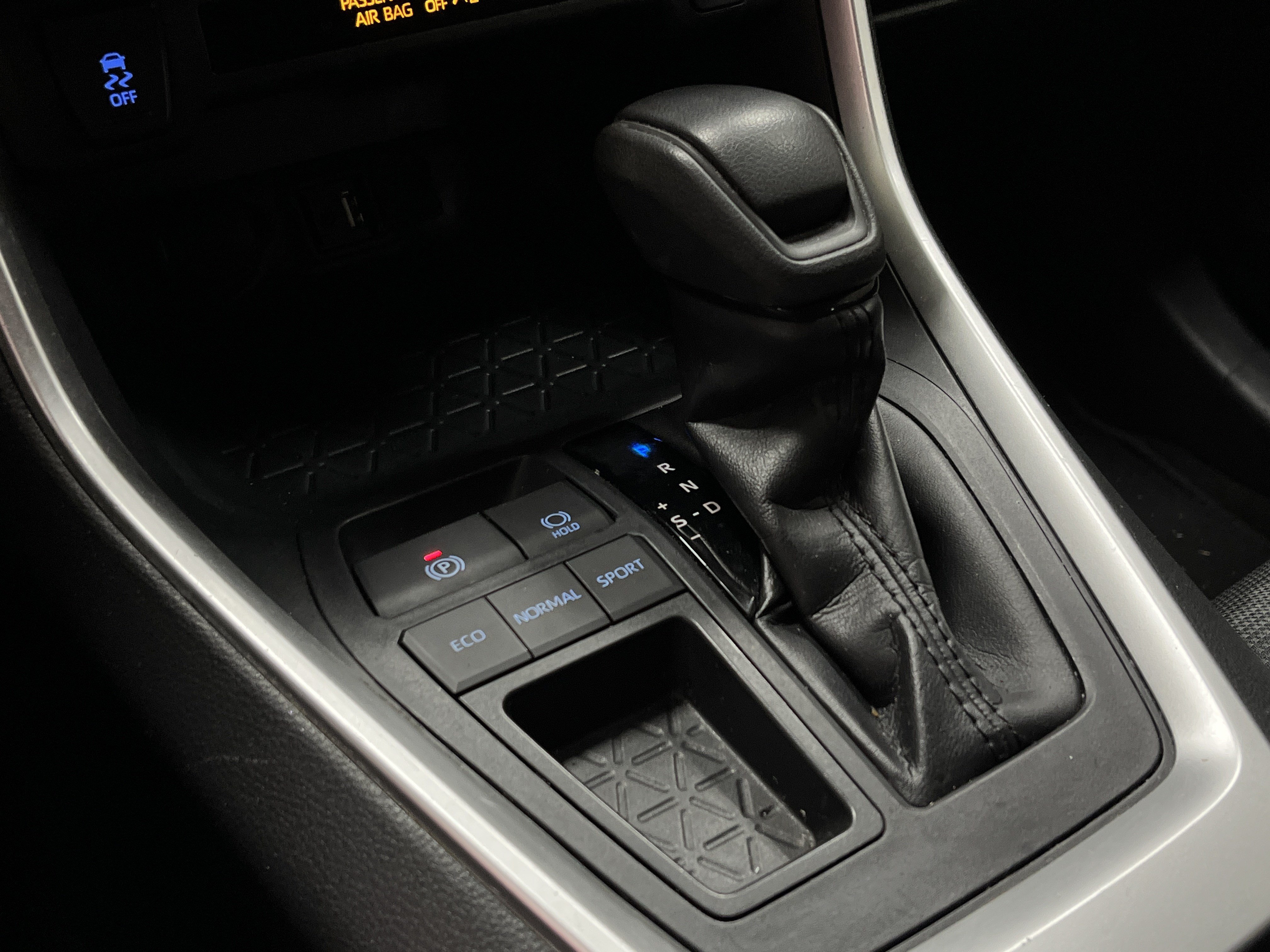 Used 2019 Toyota RAV4 LE w/ Carpet Mat Package FWD image 11