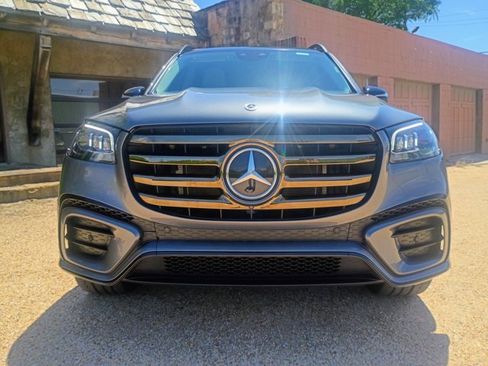 Used 2024 Mercedes-Benz GLS 580 4MATIC image 3