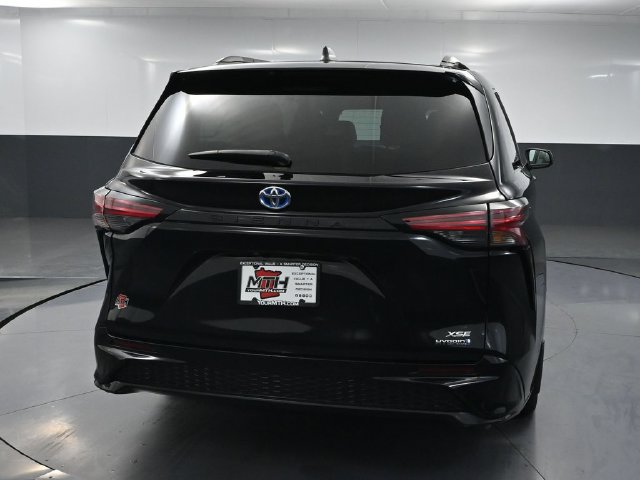 Used 2021 Toyota Sienna XSE FWD image 4