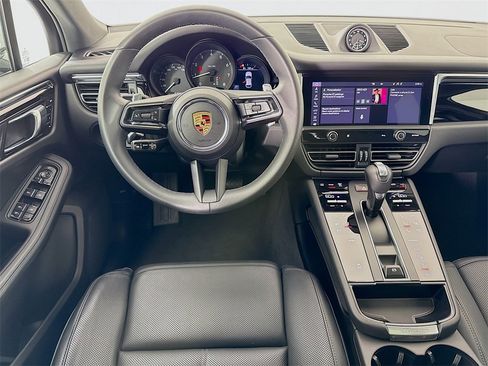 Used 2025 Porsche Macan image 25