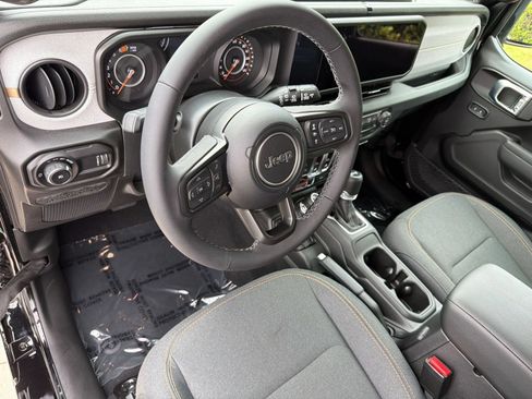 Used 2026 Jeep Wrangler Sport AWD/4WD image 4