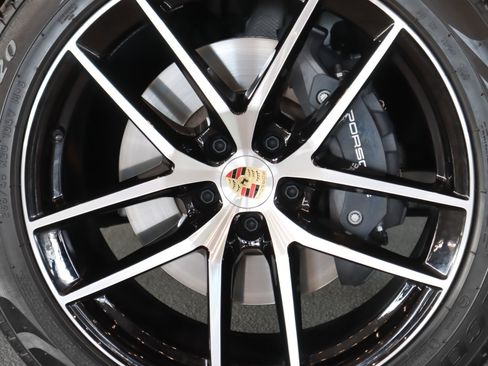 Used 2025 Porsche Macan image 13