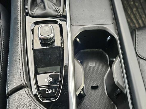 Certified 2022 Volvo XC90 T5 Momentum w/ Climate Package image 27