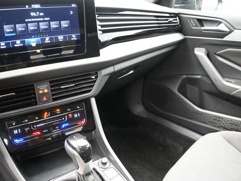 Certified 2025 Volkswagen Jetta Sport image 4