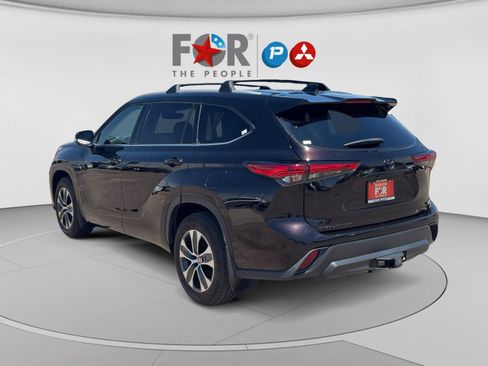 Used 2022 Toyota Highlander XLE AWD/4WD image 3
