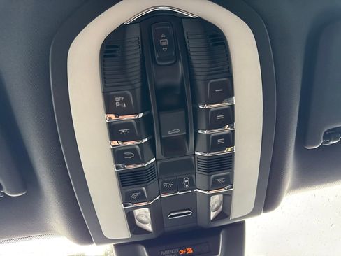 Used 2021 Porsche Macan AWD/4WD image 30