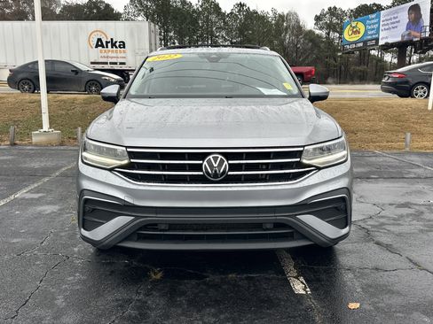 Used 2022 Volkswagen Tiguan SE image 3
