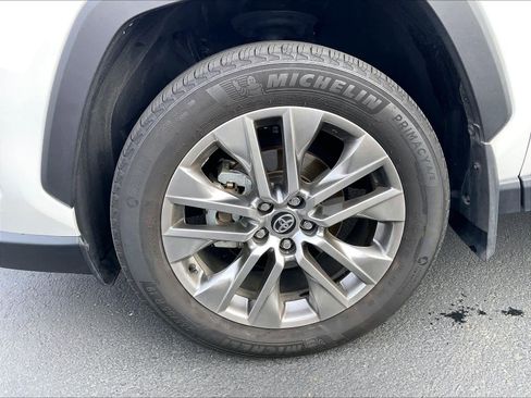 Used 2020 Toyota RAV4 XLE Premium image 12