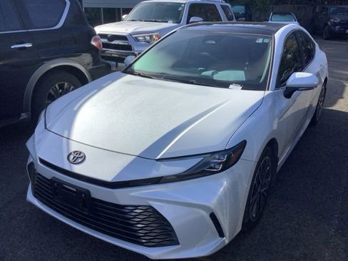 Used 2025 Toyota Camry XLE AWD/4WD image 1