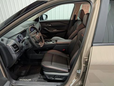 Used 2025 Nissan Rogue SV image 14