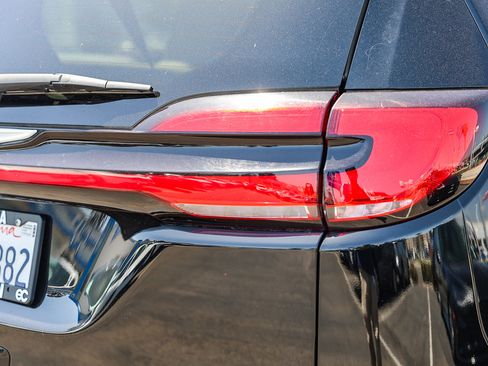 Used 2024 Chrysler Pacifica Limited FWD image 25