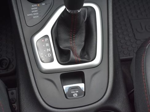 Used 2018 Jeep Cherokee Trailhawk w/ Cold Weather Group AWD/4WD image 33