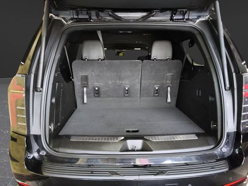 Used 2025 Chevrolet Suburban Z71 AWD/4WD image 8