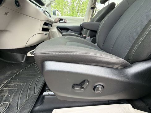 Used 2022 Chrysler Voyager LX FWD image 12