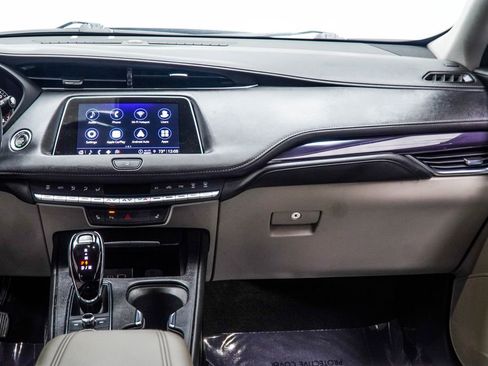 Used 2023 Cadillac XT4 Luxury w/ Cold Weather Package FWD image 17