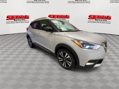 Used 2019 Nissan Kicks SR image 3