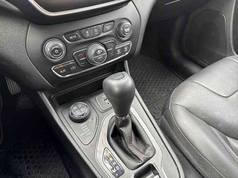 Used 2019 Jeep Cherokee Trailhawk AWD/4WD image 18