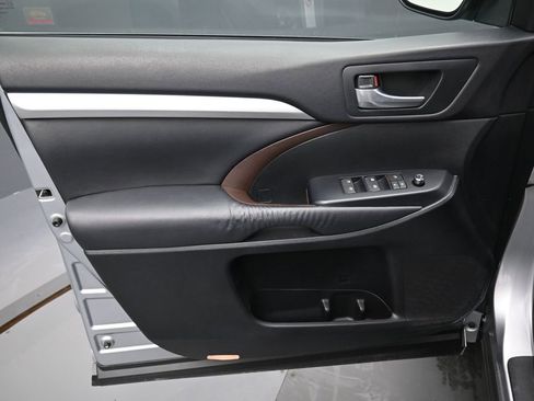 Used 2015 Toyota Highlander XLE image 11