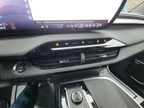 Used 2025 Buick Enclave Preferred image 19