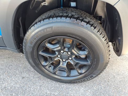 Used 2019 Jeep Cherokee Trailhawk w/ Cold Weather Group AWD/4WD image 13