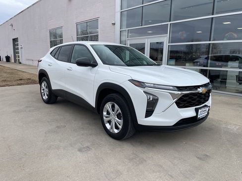 Used 2024 Chevrolet Trax LS w/ Driver Confidence Package image 1