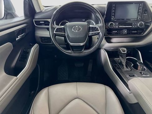 Used 2022 Toyota Highlander XLE FWD image 22