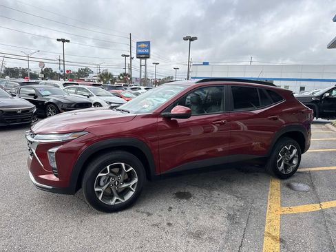 Used 2025 Chevrolet Trax LT w/ LT Convenience Package image 4