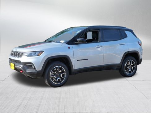 Used 2025 Jeep Compass Trailhawk AWD/4WD image 3