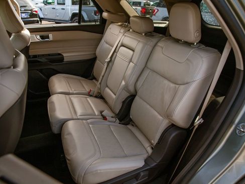 Used 2020 Ford Explorer Platinum w/ Premium Technology Package AWD/4WD image 12