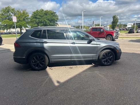 Used 2023 Volkswagen Tiguan SE w/ Panoramic Sunroof Package FWD image 6