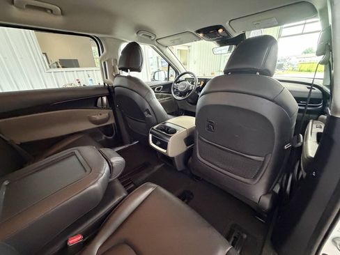 Used 2025 Kia Carnival FWD image 29