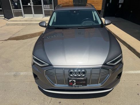 Used 2019 Audi e-tron Prestige w/ Prestige Package AWD/4WD image 9