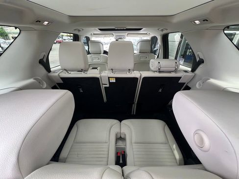 Used 2024 Land Rover Discovery S image 14