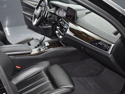 Used 2019 BMW 530i xDrive w/ Convenience Package image 18