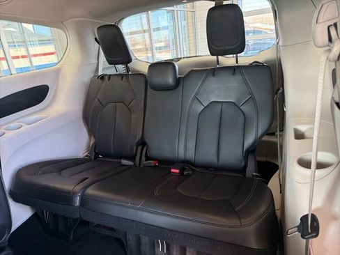 Used 2024 Chrysler Pacifica Touring-L image 16
