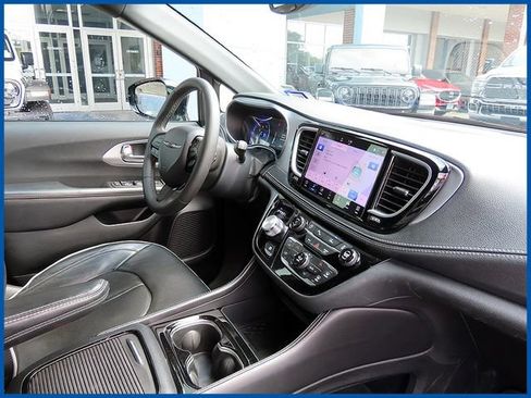 Used 2025 Chrysler Pacifica Limited FWD image 8