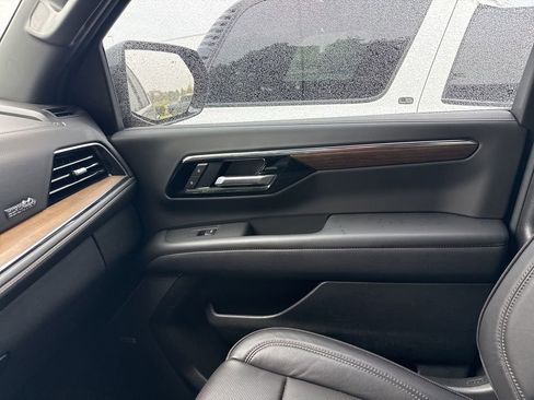 Used 2025 Chevrolet Suburban High Country AWD/4WD image 23
