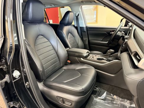 Used 2023 Toyota Highlander XLE AWD/4WD image 28