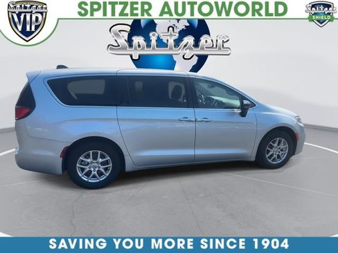 Used 2024 Chrysler Pacifica Touring-L FWD image 10