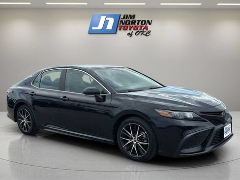 Used 2023 Toyota Camry SE FWD image 3