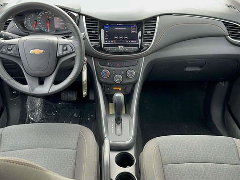 Used 2022 Chevrolet Trax LS w/ Tint and Cruise Package image 11