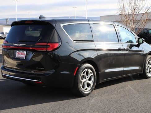 Used 2024 Chrysler Pacifica Limited image 6