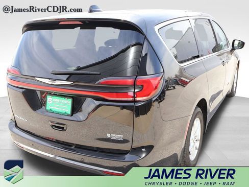 Used 2024 Chrysler Pacifica Touring-L FWD image 5