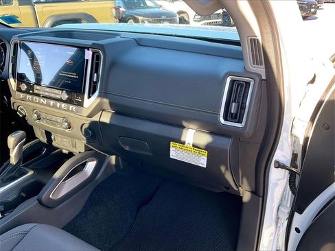 Used 2025 Nissan Frontier SV image 12