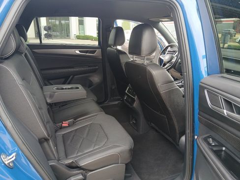 Used 2025 Volkswagen Atlas Cross Sport SE FWD image 23