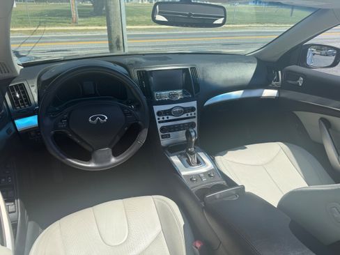 Used 2010 INFINITI G37 Convertible w/ Premium Pkg RWD image 6