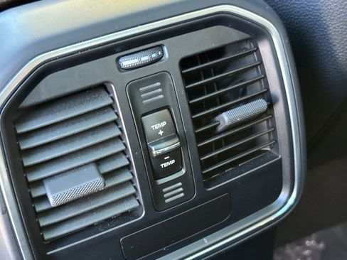 Certified 2025 Porsche Macan image 15