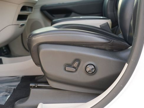 Used 2023 Chrysler Pacifica Touring-L FWD image 15