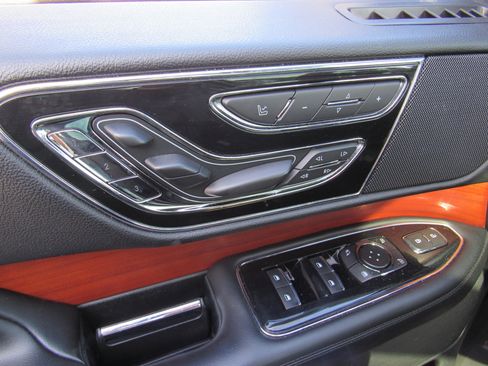 Used 2018 Lincoln Navigator L Reserve w/ Technology Package image 10