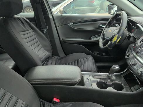 Used 2019 Chevrolet Impala LT FWD image 2